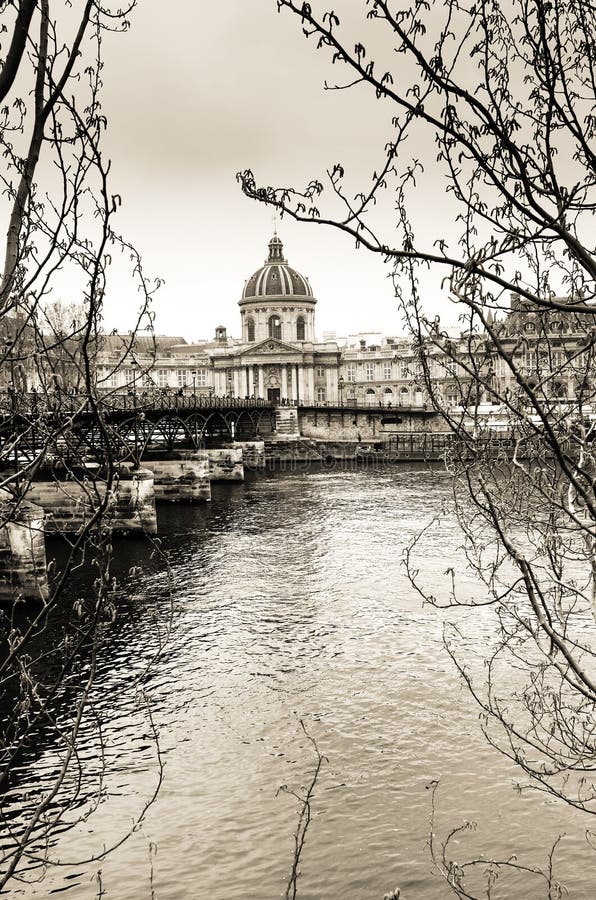 Arti in bianco e nero del DES di Passerelle a Parigi immagini stock libere da diritti Arti in bianco e nero del DES di Passerelle a Parigi immagini stock libere da diritti