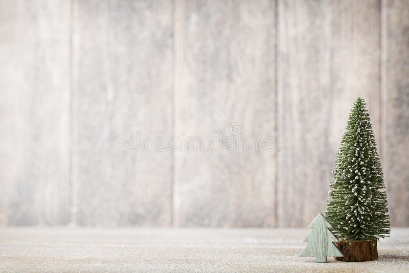 Golgi verde árbol de navidad sobre el de madera.