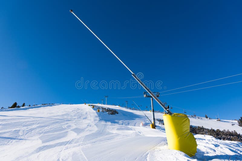 https://thumbs.dreamstime.com/b/artificial-snow-making-machine-production-mountains-skiing-bulgaria-179393225.jpg