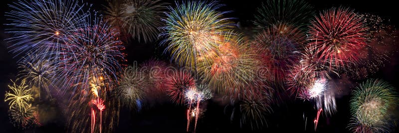 Artificii colorate care explodează pe cerul nopții royalty free stock images