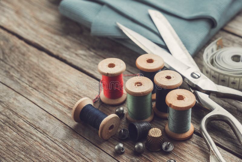 Artigos de costura retrorreflectores - tesouras de medida, bolhas, botões, esboços de fios de madeira, fitas de medida e tecido v