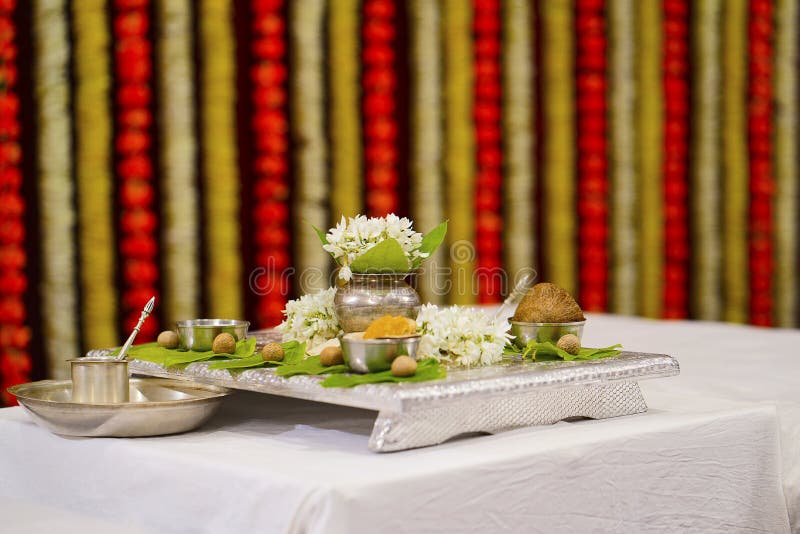 Artigos do puja de Kalasha, começar de rituais hindu da união foto de stock Artigos do puja de Kalasha, começar de rituais hindu da união foto de stock