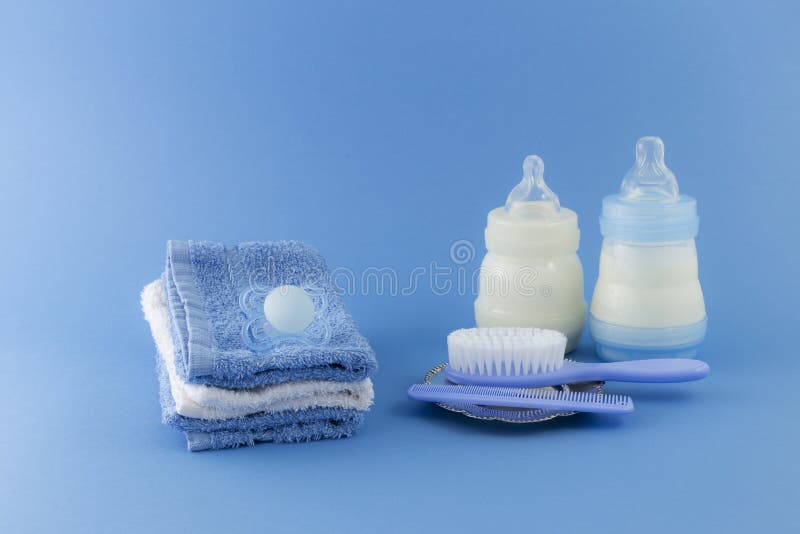 Artigos luxuosos do bebê no fundo pálido imagem de stock royalty free Artigos luxuosos do bebê no fundo pálido imagem de stock royalty free