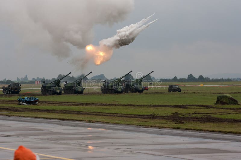 Artilleriefeuer-Testschüsse während des Militärs zeigen NATO-TAGE stockfoto Artilleriefeuer-Testschüsse während des Militärs zeigen NATO-TAGE stockfoto