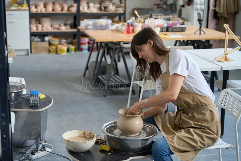 Artisan Dans Tablier Sale Travail Avec Produit Dans Le Studio De Poterie  Façonner La Modélisation Argile Ustensiles De Cuisine Image stock - Image  du artesanat, handmade: 249341089