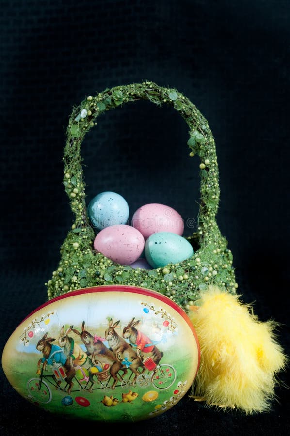 Artisanale Pasen-mand van gekleurde eieren en een papier-mâchéei met konijn royalty-vrije stock afbeelding Artisanale Pasen-mand van gekleurde eieren en een papier-mâchéei met konijn royalty-vrije stock afbeelding