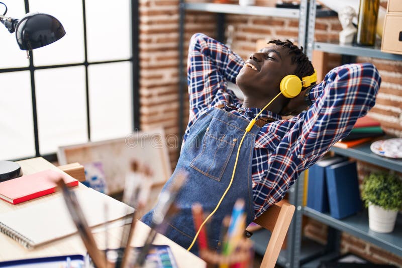 Artist american ascultând muzică relaxată la studioul de artă royalty free stock images