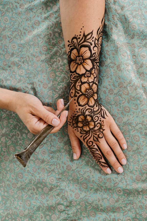 Mehndi Artist in Lucknow at best price in Lucknow | ID: 23921046673