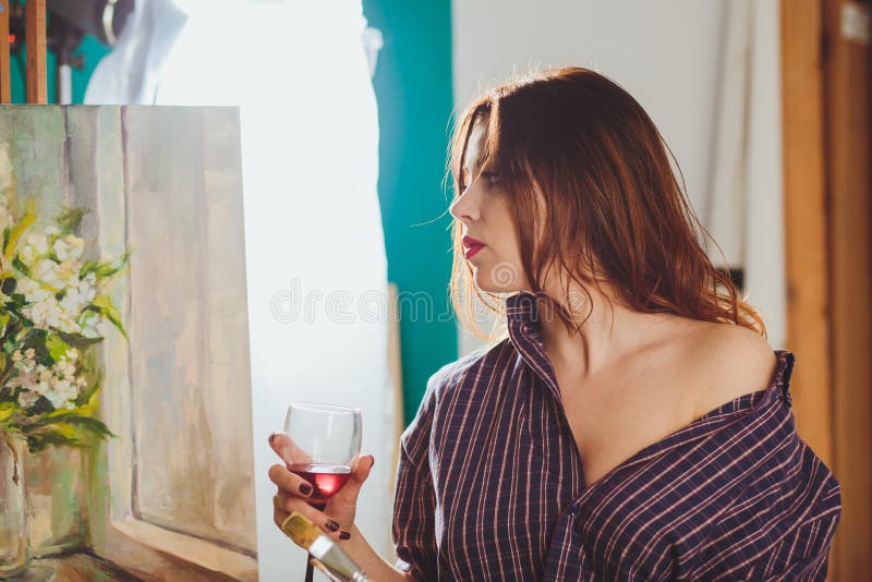 Artista da mulher que pinta uma imagem em um estúdio Pa pensativo criativo fotos de stock Artista da mulher que pinta uma imagem em um estúdio Pa pensativo criativo fotos de stock