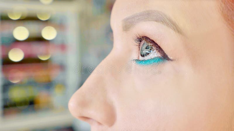 Artista de composição que aplica a composição ao olho modelo do ` s Feche acima da vista imagens de stock Artista de composição que aplica a composição ao olho modelo do ` s Feche acima da vista imagens de stock