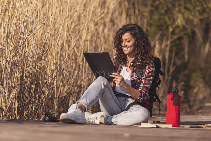 Artista de sexo femenino que dibuja al aire libre fotografía de archivo Artista de sexo femenino que dibuja al aire libre fotografía de archivo