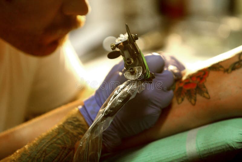 Artista del tatuaggio fotografia stock Artista del tatuaggio fotografia stock
