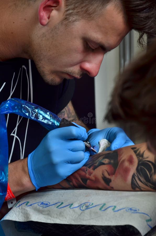 Artista del tatuaje en trabajo imagenes de archivo Artista del tatuaje en trabajo imagenes de archivo