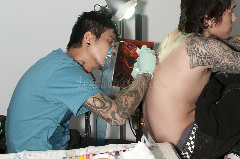 Artista do tatuagem foto de stock Artista do tatuagem foto de stock