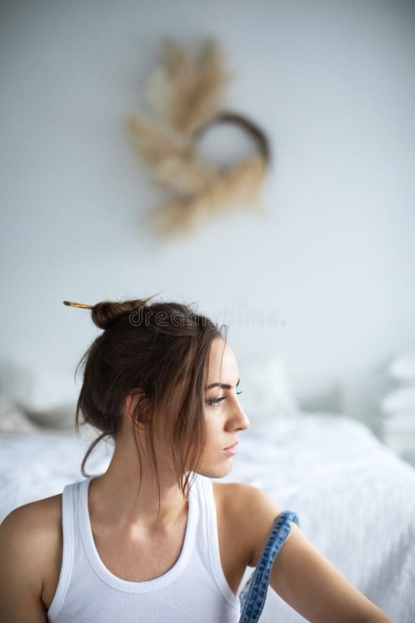 Artista inspirado da mulher em casa fotos de stock Artista inspirado da mulher em casa fotos de stock