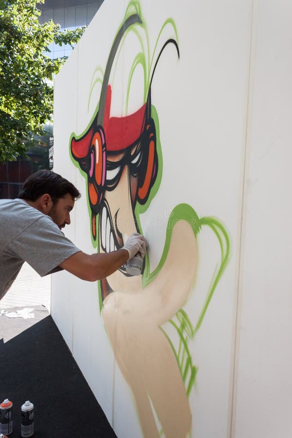 Download Artista KayOne Que Se Realiza En HOMI, Demostración Internacional Del Hogar En Milán, Italia Imagen editorial - Imagen de nuevo, productos: 44855990