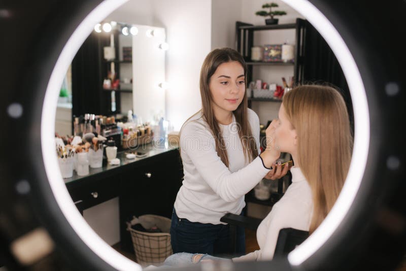 Mestre De Maquiagem Feminino Usa Pincel Em Pó Belo Modelo Em Estúdio De  Beleza Moda De Acabamento De Arte Profissional Foto de Stock - Imagem de  perfeito, casamento: 163853524