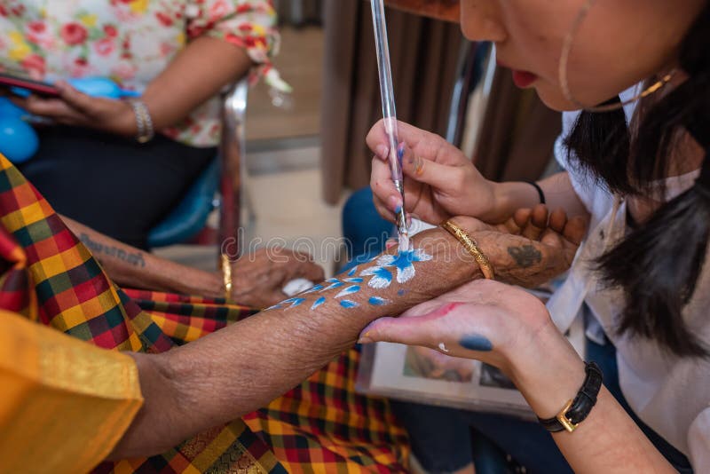 A Mão De Um Tatuador Uma Menina Com Tatuagens E Uma Tatuagem Recém-feita Na  Forma De Uma Palavra Na Mão De Uma Moça Imagem de Stock - Imagem de  manuscrito, arte: 205472765