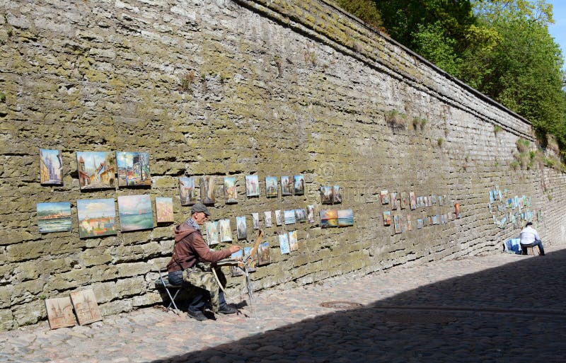 Artistas da rua que pintam na rua longa do pé, Tallinn, Estônia imagens de stock Artistas da rua que pintam na rua longa do pé, Tallinn, Estônia imagens de stock