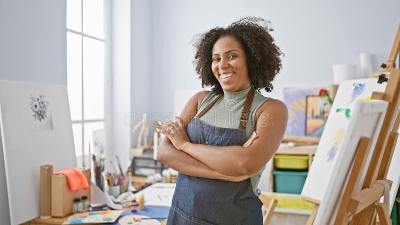 Artiste afro-américaine souriante en studio photos stock