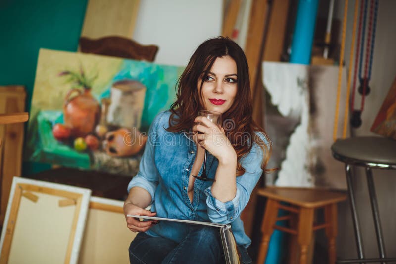 Artiste De Femme Peignant Un Tableau Dans Un Studio Photo stock Image