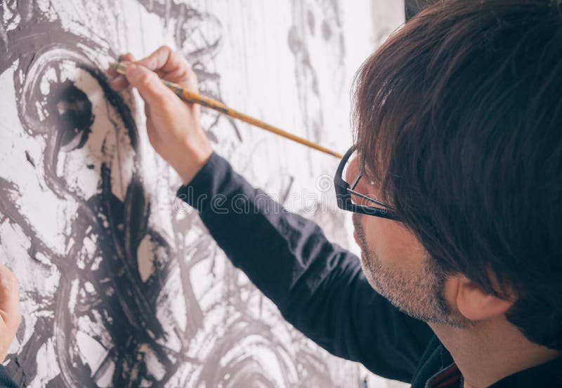 Artiste de peintre travaillant dans la toile moderne d'huile photos libres de droits Artiste de peintre travaillant dans la toile moderne d'huile photos libres de droits