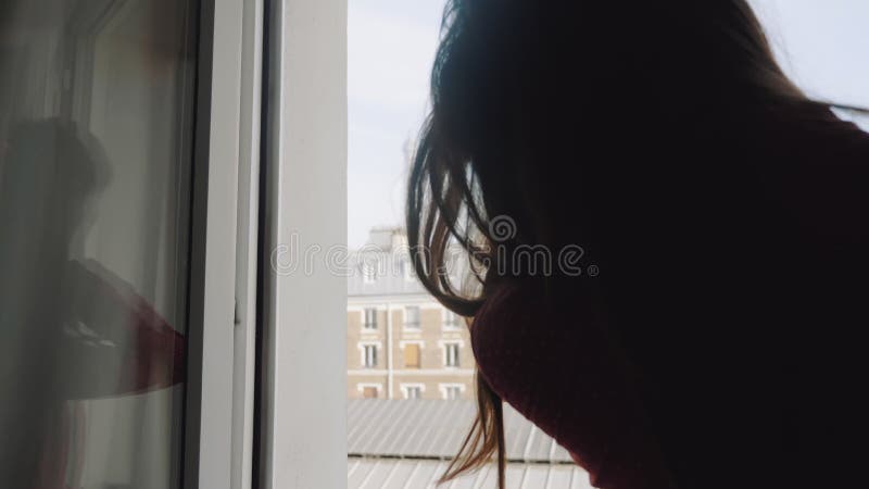 Artiste féminine heureux rétroviseur jeune bel touchant la vue d'observation de la Tour Eiffel de cheveux au ralenti de balcon fra banque de vidéos