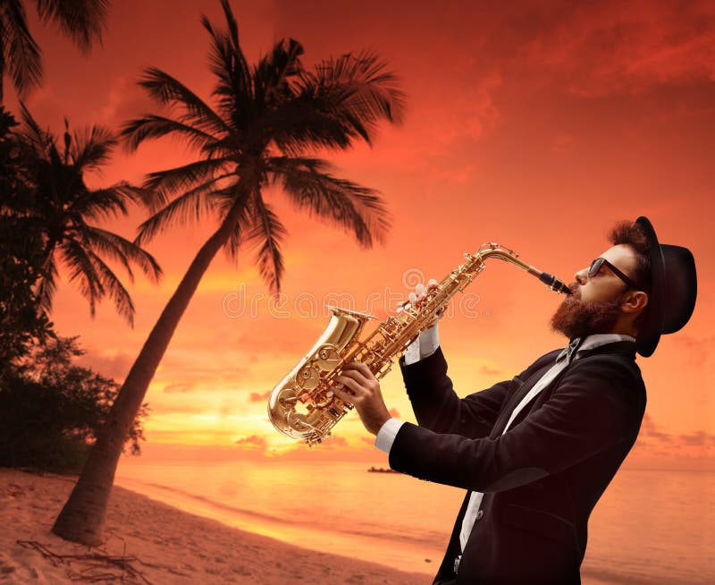 Artiste masculin jouant du saxophone avec plage et palmier au coucher du soleil photos libres de droits Artiste masculin jouant du saxophone avec plage et palmier au coucher du soleil photos libres de droits