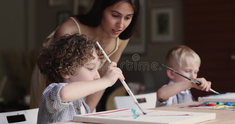 Artistiek meestermeisje dat kinderen leert schilderen