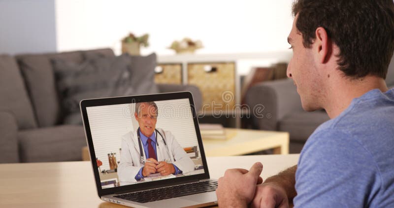 Arts die aan geduldig online met laptop spreken royalty-vrije stock foto's Arts die aan geduldig online met laptop spreken royalty-vrije stock foto's