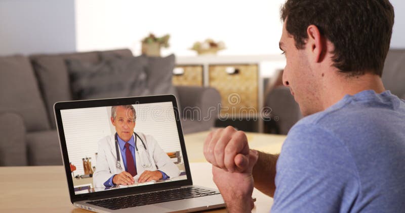 Arts die aan patiënt over webcam spreken stock afbeelding Arts die aan patiënt over webcam spreken stock afbeelding