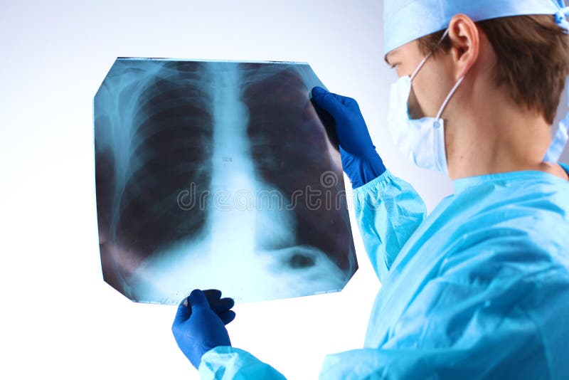Arts die een röntgenstraal van de longradiografie onderzoeken stock foto's Arts die een röntgenstraal van de longradiografie onderzoeken stock foto's