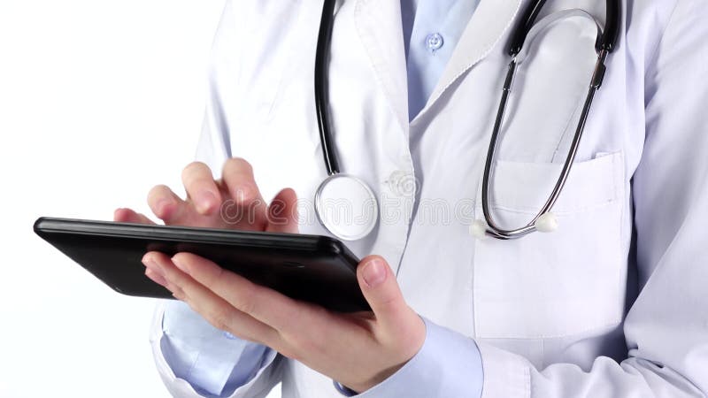 Arts die en tablet bevinden zich de houden verwerkt gegevens, dragend stethoscoop, op wit