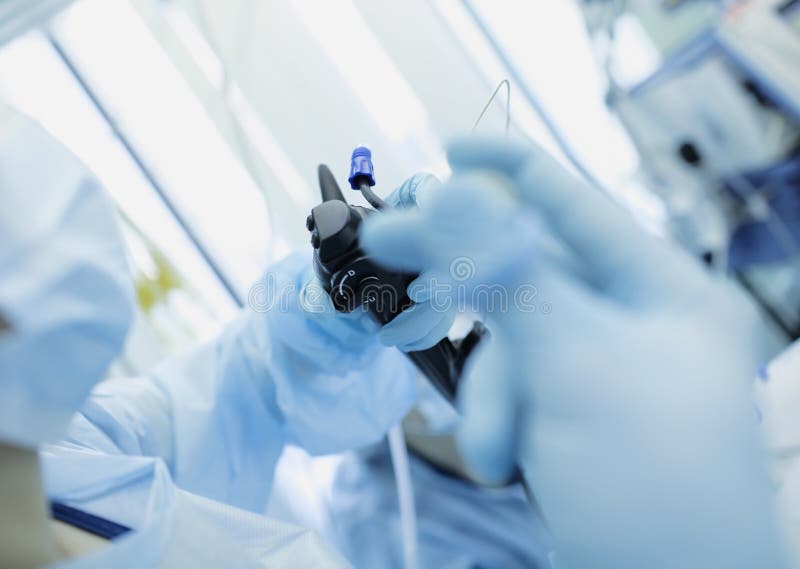 Arts die medische endoscopieprocedures leiden royalty-vrije stock fotografie Arts die medische endoscopieprocedures leiden royalty-vrije stock fotografie