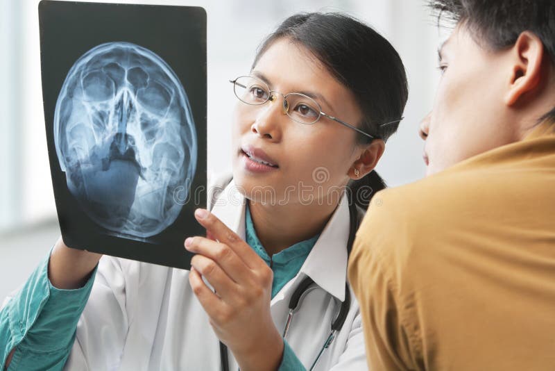 Arts die skeletröntgenstraal verklaart aan patiënt