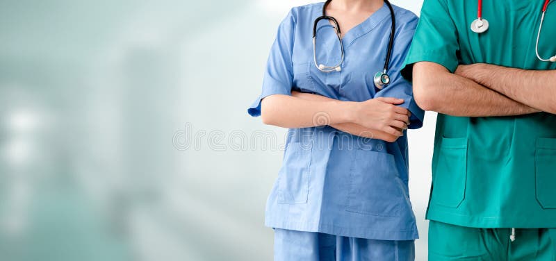 Arts en chirurg met armen in het ziekenhuis