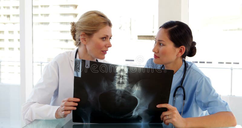 Arts en verpleegster die over röntgenstraal gaan