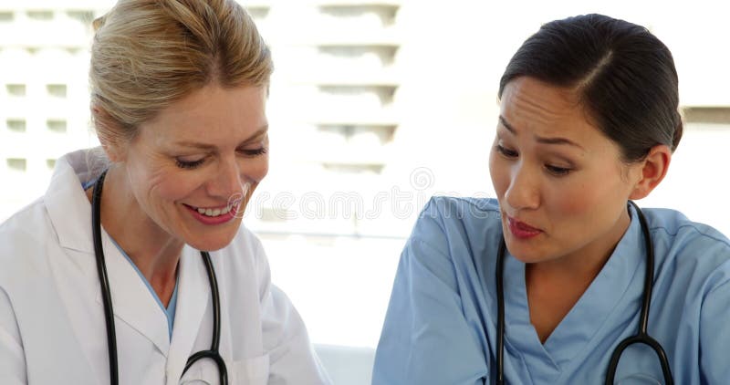 Arts en verpleegster lezing over een dossier