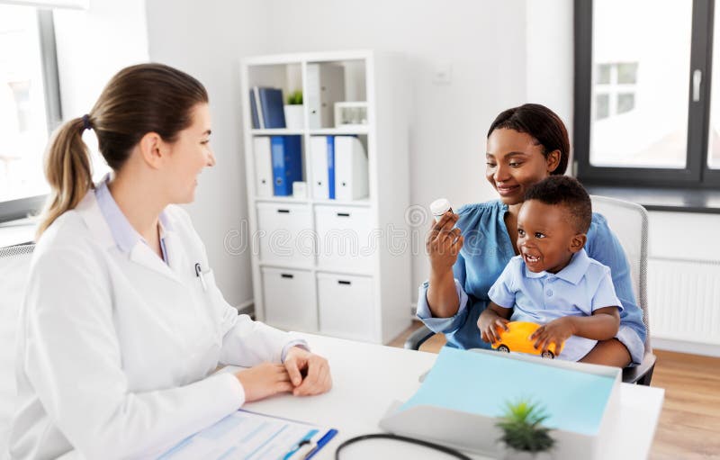 Arts en vrouw met baby en geneeskunde bij kliniek royalty-vrije stock afbeelding Arts en vrouw met baby en geneeskunde bij kliniek royalty-vrije stock afbeelding