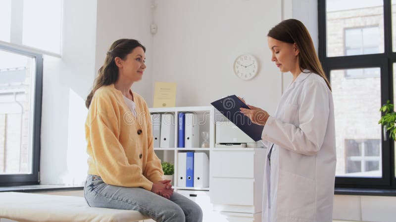 Arts met klembord en vrouw in het ziekenhuis