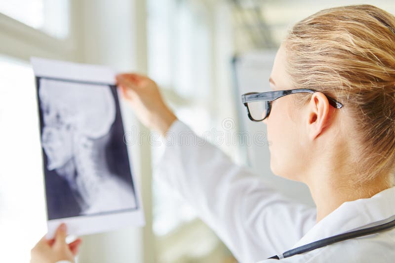 Arts met x-ray beeld in radiologie royalty-vrije stock afbeelding Arts met x-ray beeld in radiologie royalty-vrije stock afbeelding
