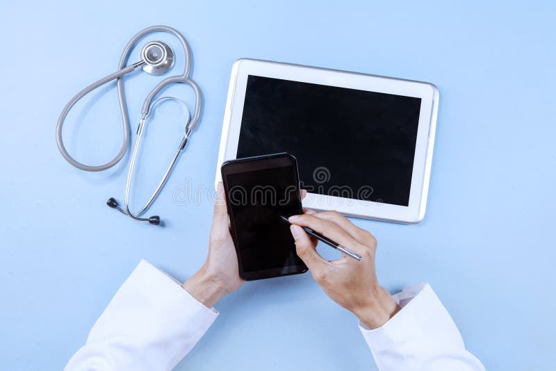 Artsenhanden die moderne gadgets gebruiken stock afbeeldingen Artsenhanden die moderne gadgets gebruiken stock afbeeldingen