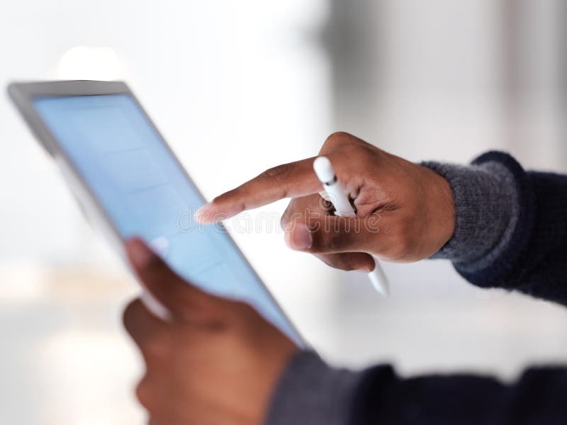 Artysta i mężczyzna z tabletem pióra i internetem z grafikiem. Pracownicza agencja twórcza i freelancer zdjęcie stock