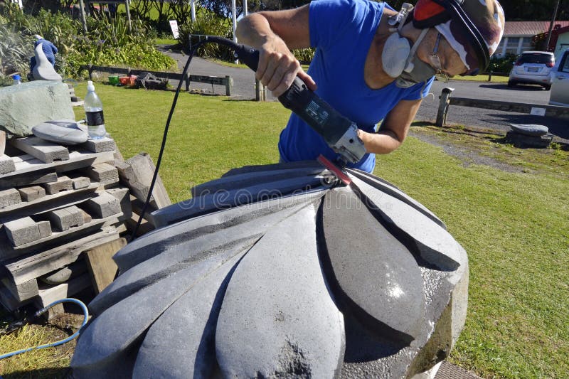 Artysty rzeźbiarza kamienny cyzelowanie sculpting ogromnego Nowa Zelandia Srebnej paproci sztuki kawałek zdjęcia stock Artysty rzeźbiarza kamienny cyzelowanie sculpting ogromnego Nowa Zelandia Srebnej paproci sztuki kawałek zdjęcia stock