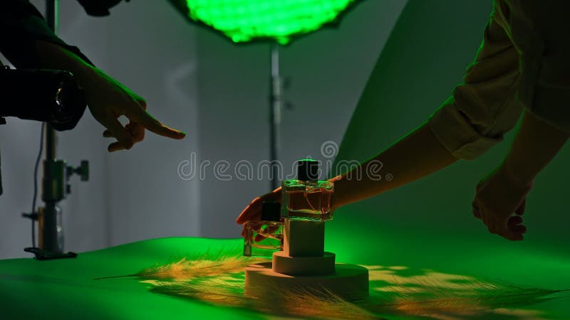 Artystyczna konfiguracja butelek perfum z zielonym efektem światła fotografia royalty free