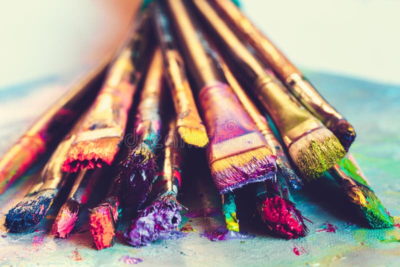 Artystów paintbrushes z farby zbliżeniem na artystycznej kanwie