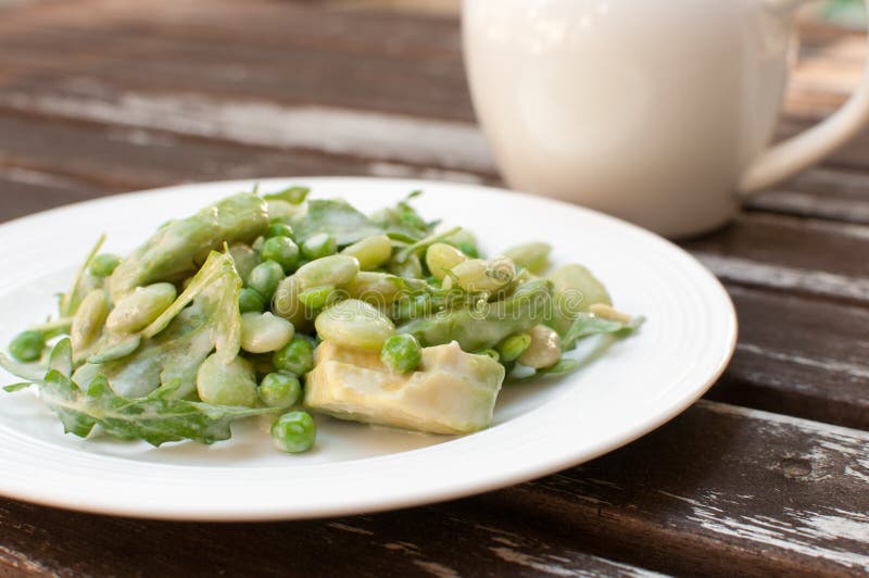 Arugula, green beans and avocado salad with dressing