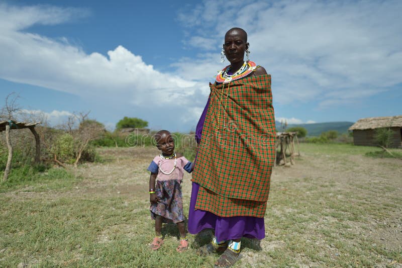 Arusha, Tanzânia, o 7 de fevereiro de 2016: Mãe de Massai e seu filho fotografia de stock Arusha, Tanzânia, o 7 de fevereiro de 2016: Mãe de Massai e seu filho fotografia de stock