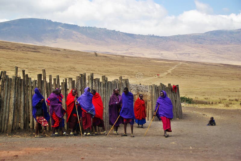 ARUSHA, TZ - ОКОЛО август 2010 - деревня Masai в Serengeti Nati стоковые изображения ARUSHA, TZ - ОКОЛО август 2010 - деревня Masai в Serengeti Nati стоковые изображения