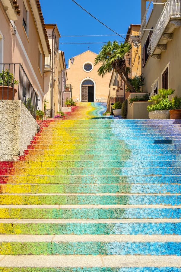 Arzachena, Sardinien. Italien- berühmte Treppen der St. Lucia, die zur Kirche der St. Lucia- Chiesa-Di Santa Lucia- in